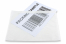 Pochettes porte-documents adhésive en papier - semi transparent: légèrement moins transparent que la version plastique mais toujours parfaitement lisible pour les scanners, par exemple, pour reconnaître les codes | Paysdesenveloppes.be