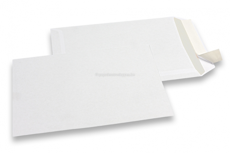 Enveloppes blanches standards, 162 x 229 mm, papier 90 gr, sans fenêtre, fermeture avec bande adhésive.