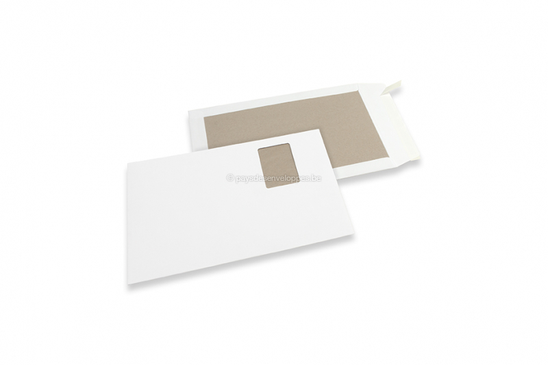 Enveloppes dos carton - 229 x 324 mm fenêtre à gauche 55 x 90 mm, position de la fenêtre à 20 mm du côté et à 57 mm du haut, recto kraft blanc 120 gr, dos duplex gris 450 gr, fermeture adhésive 