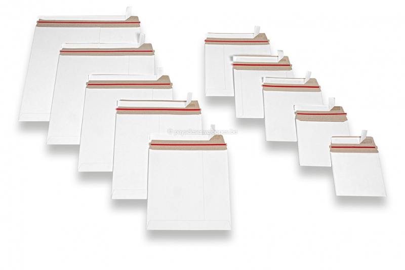Enveloppes carrées en carton